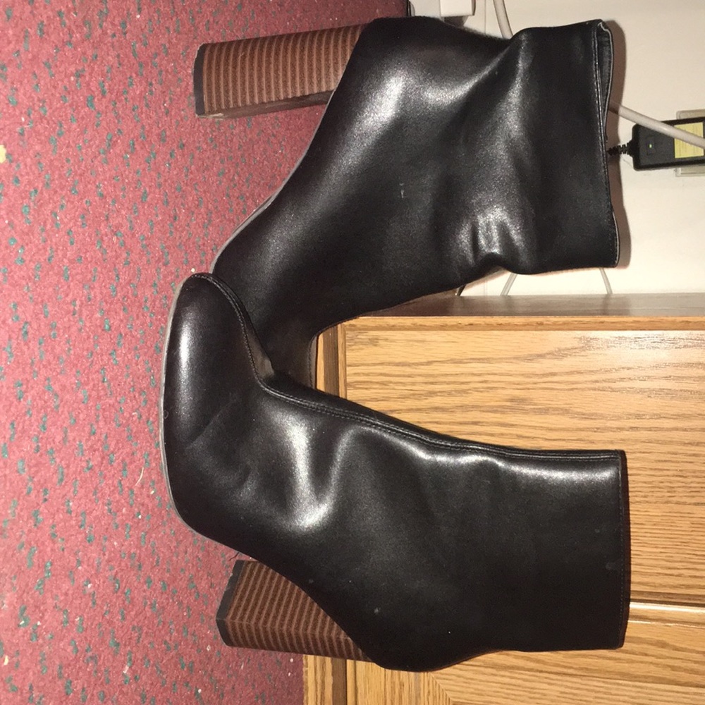 Barely worn, very comfy boots with beautiful heel.
